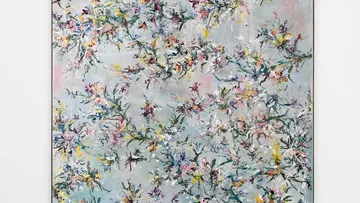 Buntes abstraktes Blumengemälde auf blauem Hintergrund.