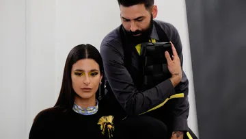 Frau mit kräftigem Make-up, Mann mit schwarzer Tasche.