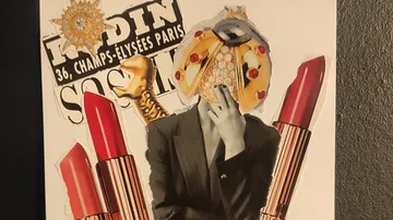 Collage mit Insektenkopf, Lippenstift, Pariser Text.