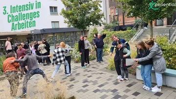 Personen, die an Gruppenaktivitäten im Freien teilnehmen.