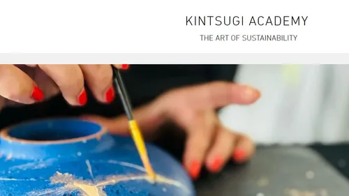 Person, die Gold auf rissige blaue Keramik aufträgt.