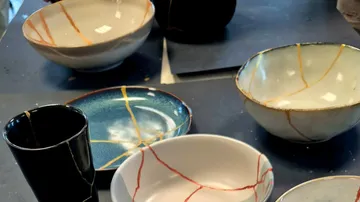 Kintsugi Schalen und Teller auf dem Tisch.