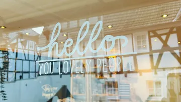 Auf dem Fensteraufkleber steht „Hello you lovely people“.