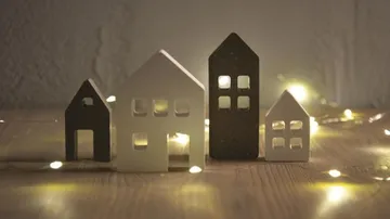 Miniatur-Hausdekorationen mit leuchtenden Lichtern.