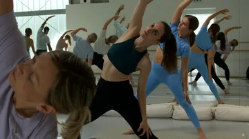 Leute, die Yoga-Posen in einem Studio machen.