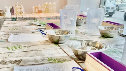 Zubehör für die Seifenherstellung auf einem Holztisch.