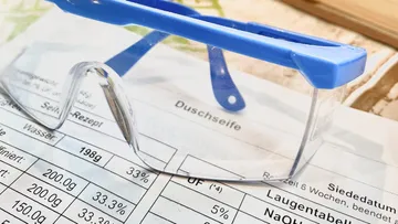 Safety glasses on German instructions sheet.