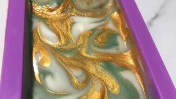 Swirled Gold, grüne, weiße Seife in Form.