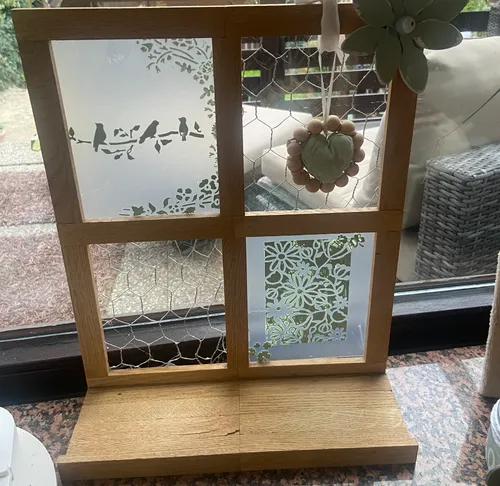 Dekorativer Holzrahmen mit Naturmotiven.