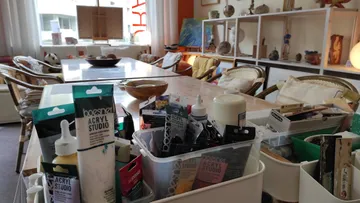 Malzubehör auf dem Tisch im Kunstatelier.