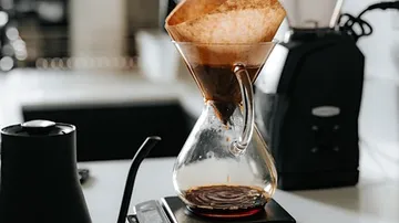 Chemex-Kaffeemaschine, die in der Küche zubereitet wird.