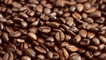 Nahaufnahme von gerösteten Kaffeebohnen.