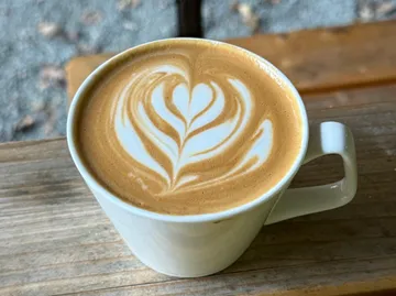 Tasse Kaffee mit Herz-Latte Art.