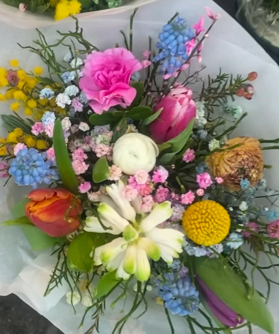 Ausgestellt ist ein bunter gemischter Blumenstrauß.