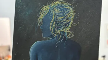 Silhouette einer Frau mit Neonhaaren.