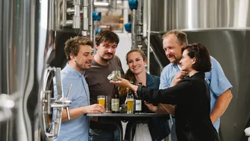 Leute, die Getränke in einer Brauerei genießen.