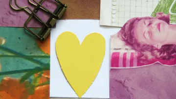 Collage mit gelbem Herz, Gesicht und Clips.