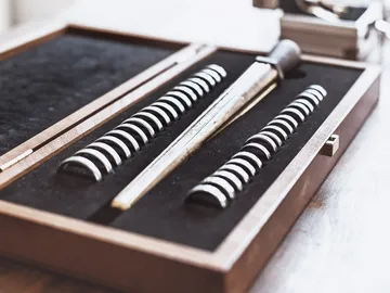 Ein Werkzeugkasten mit Ringen und einem Messgerät.