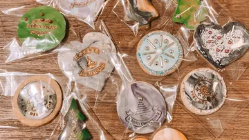 Dekorative Weihnachtsplätzchen in durchsichtiger Verpackung.