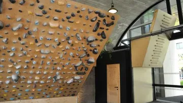 Indoor-Boulderwand mit Klettergriffen.