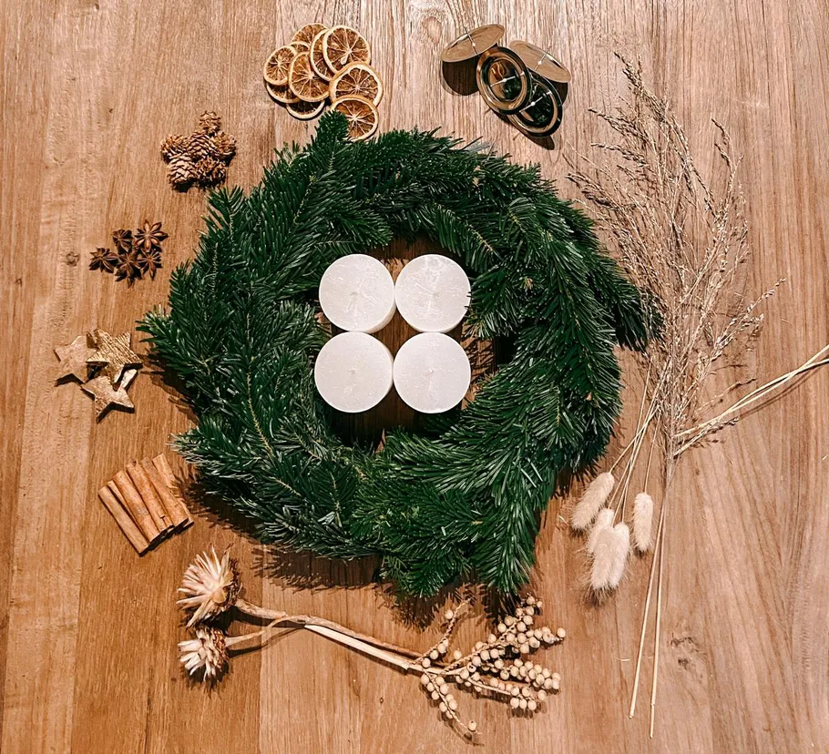 Weihnachtskranz mit Kerzen und getrocknetem Schmuck