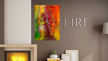 Abstraktes Gemälde an der Wand über dem Kamin, Text „FEUER“.