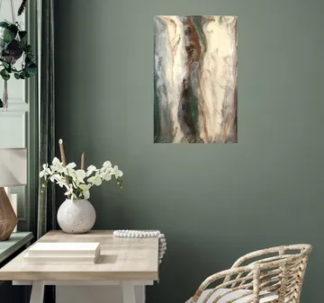 Abstraktes Gemälde an der Wand über dem Schreibtisch mit Vase.