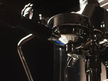 Kaffeekanne wird mit Wasser gefüllt, glänzendes Metall.
