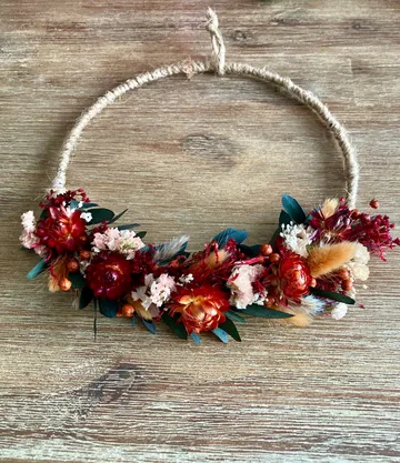 Blumenkranz mit roten und rosa Blumen.