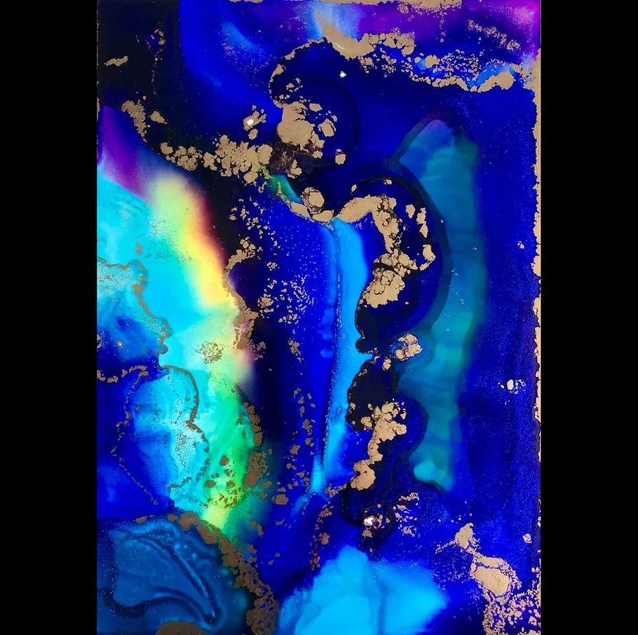 Abstrakte Kunst mit blauen und goldenen Spritzern.