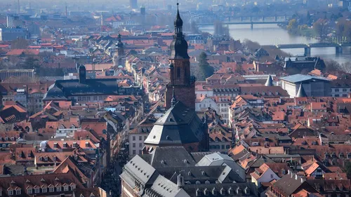 Heidelberger Stadtbild mit Fluss und Kirche.