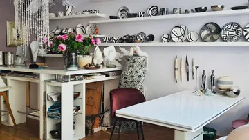 Dekorative Teller, ausgestellt im Künstlerstudio.