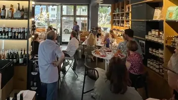 Leute, die auf einer gemütlichen Restaurant-Veranstaltung essen.