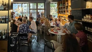 Leute, die in einer gemütlichen Restaurantumgebung essen.