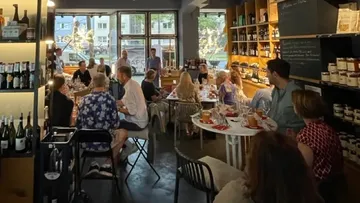 Leute, die in einer gemütlichen Restaurantumgebung essen.