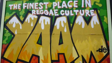 Buntes Wandbild mit dem Text „The Finest Place in Reggae Culture“.