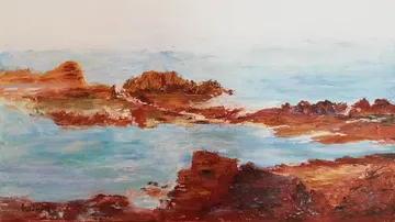 Abstrakte felsige Meereslandschaft mit rötlichen Farbtönen.