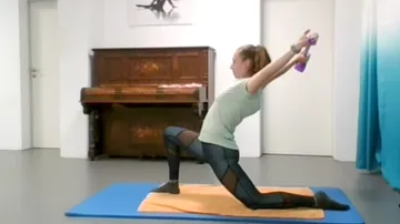 Frau macht eine Longe-Yoga-Pose mit Gewichten drinnen.