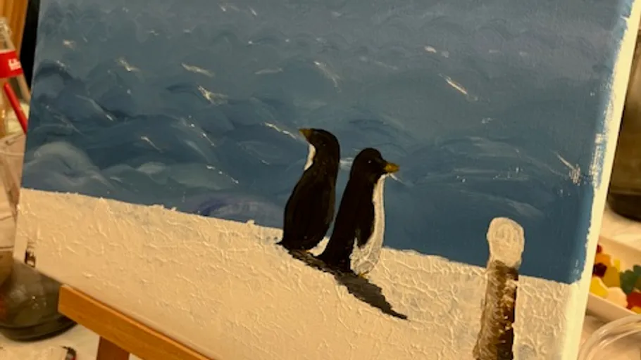Zwei Pinguine, gemalt auf Schneehintergrund.