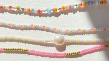 Bunte Perlenketten mit einem einzelnen Perlenakzent.