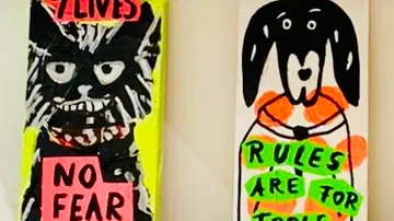 Farbenfrohe Bilder von Katze und Hund mit Slogans.