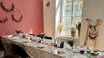 Basteltisch mit Vorräten im hellen Raum.