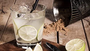 Cocktail mit Limettenscheiben und Eis auf dem Tisch
