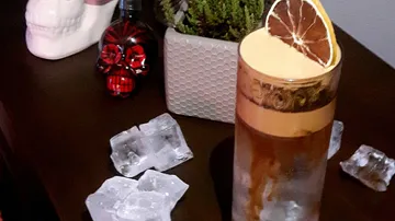 Trinkglas mit getrockneter Zitronenscheibe, Tischdeko.