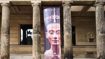 Poster von Nofretete am Eingang des Neuen Museums.