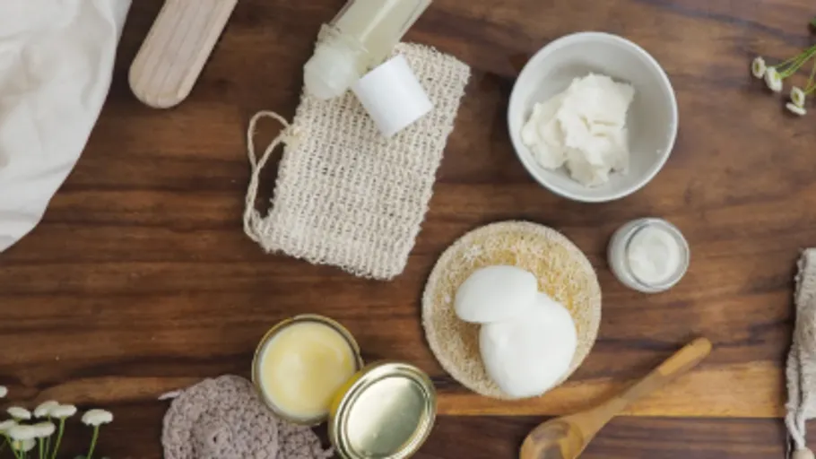 Natürliche Hautpflegeprodukte auf einem Holztisch.