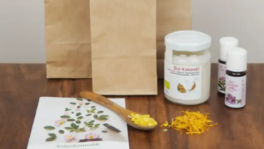 Natürliche Inhaltsstoffe für die Hautpflege auf einem Holztisch.