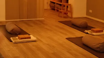 Yogamatten mit Polstern und Blöcken in einem Studio.