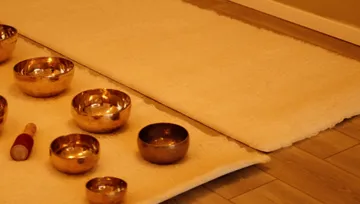 Klangschalen auf einem weichen Teppich.