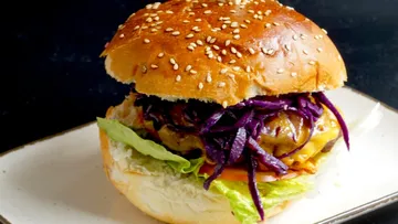Burger mit Salat, Käse und Purpursalat.